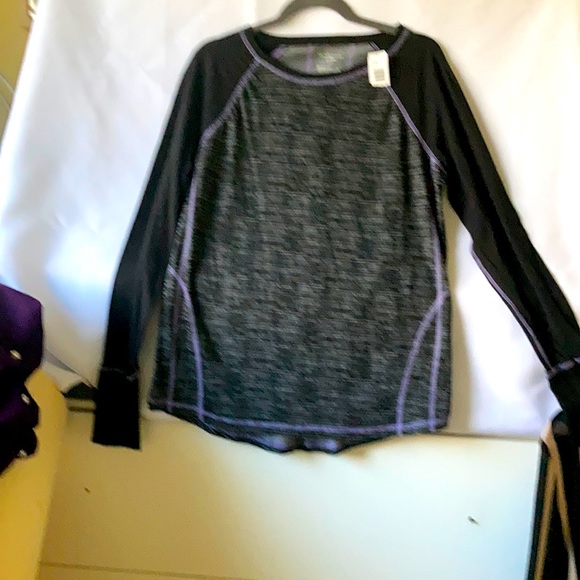 Long sleeve scoop neck work out shirt - Picture 1 of 5